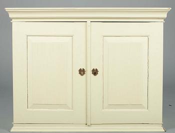 GUSTAVIANSKT SKÅP, trä, 1800-talets början.