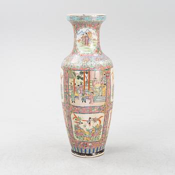 A large Chinese porcelaine floor vase, later part of the 20th CEntury,