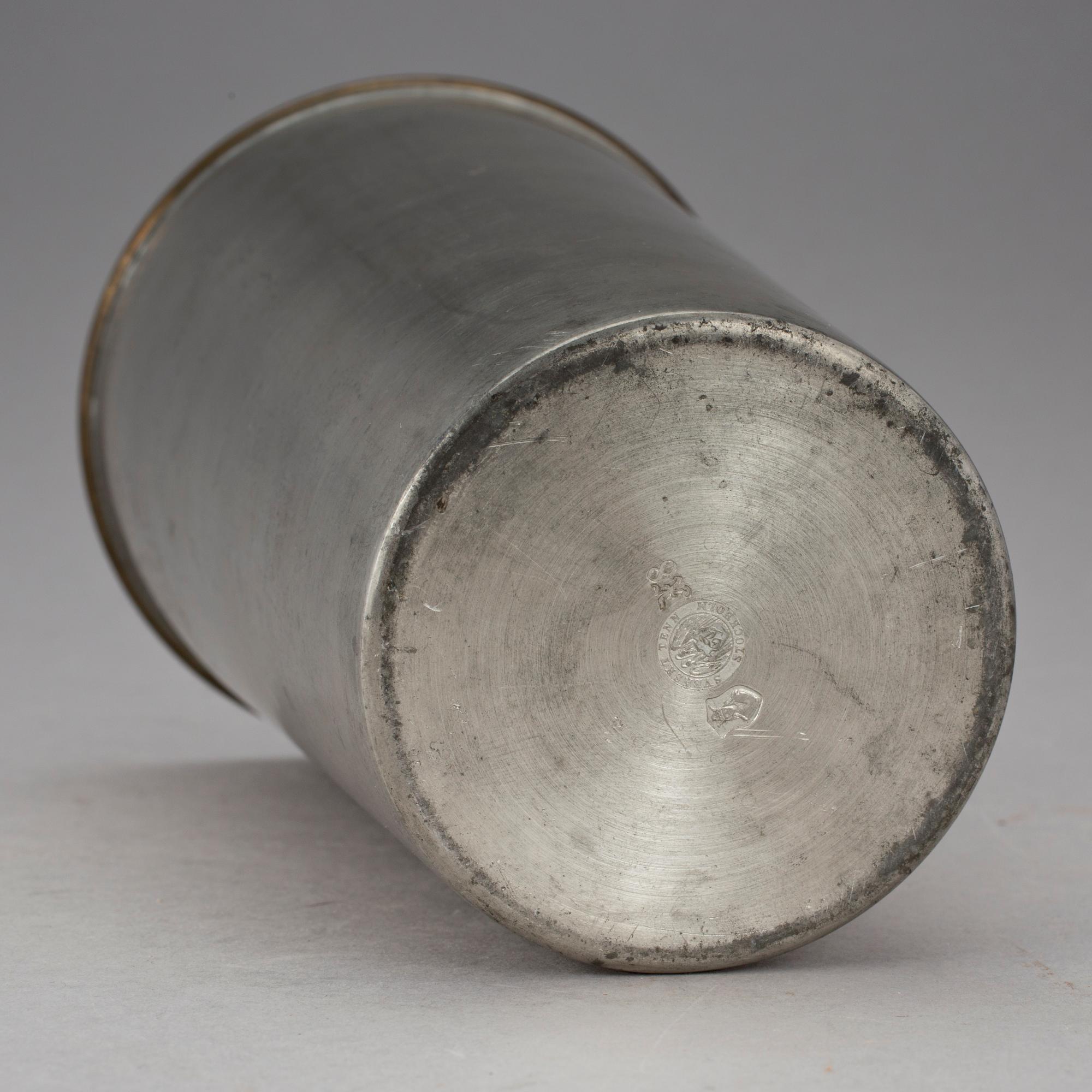 VAS, tenn och mässing. Möjligen Björn Trägårdh. Firma Svenskt Tenn, Stockholm 1948.