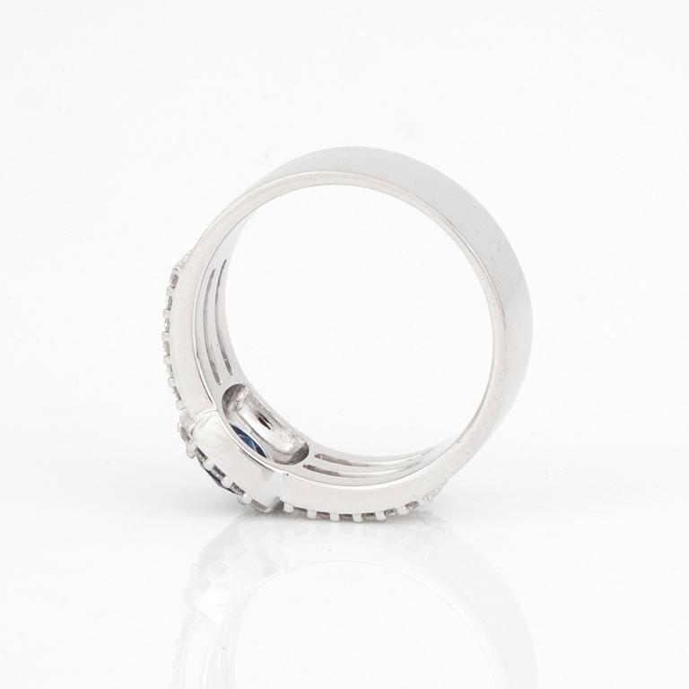 RING, 18K vitguld med safir ca 0.57 ct och briljantslipade diamanter totalt ca 0.34 ct. Total vikt ca 6,2 g.