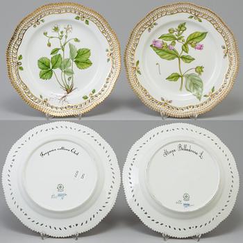 A set of 4+1 porcelaine "Flora Danica" dinner plates model #3553 and #3549 Royal Copenhagen.
