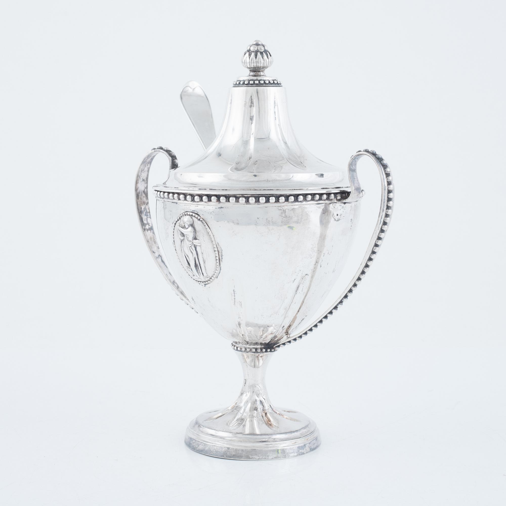 Erik Ernander, sockerskål med lock samt strösked, silver, Uppsala 1790. Gustaviansk.