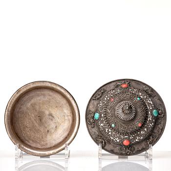 Ask med lock, trä och metall. Tibet, 1800-tal.