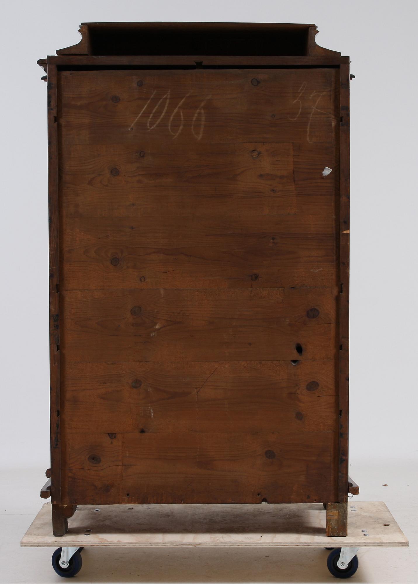 CHIFFONJE, nyrennäsans, 1800-talets andra hälft.