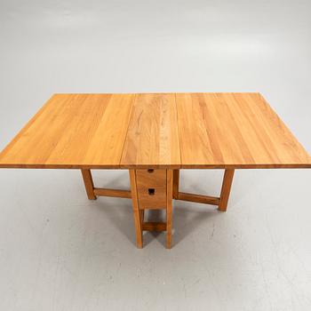 Drop-leaf table, modern manufacture.