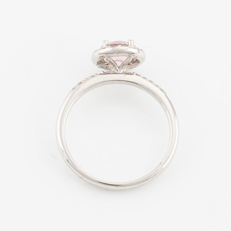 Ring in 18K gold with a faceted morganite and round brilliant-cut diamonds.