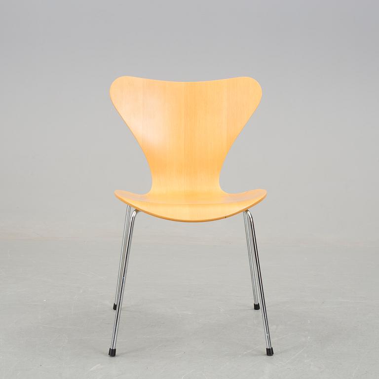 An Arne Jacobsen "Sjuan" chair in birch wood veneer, Fritz Hansen, 1998.