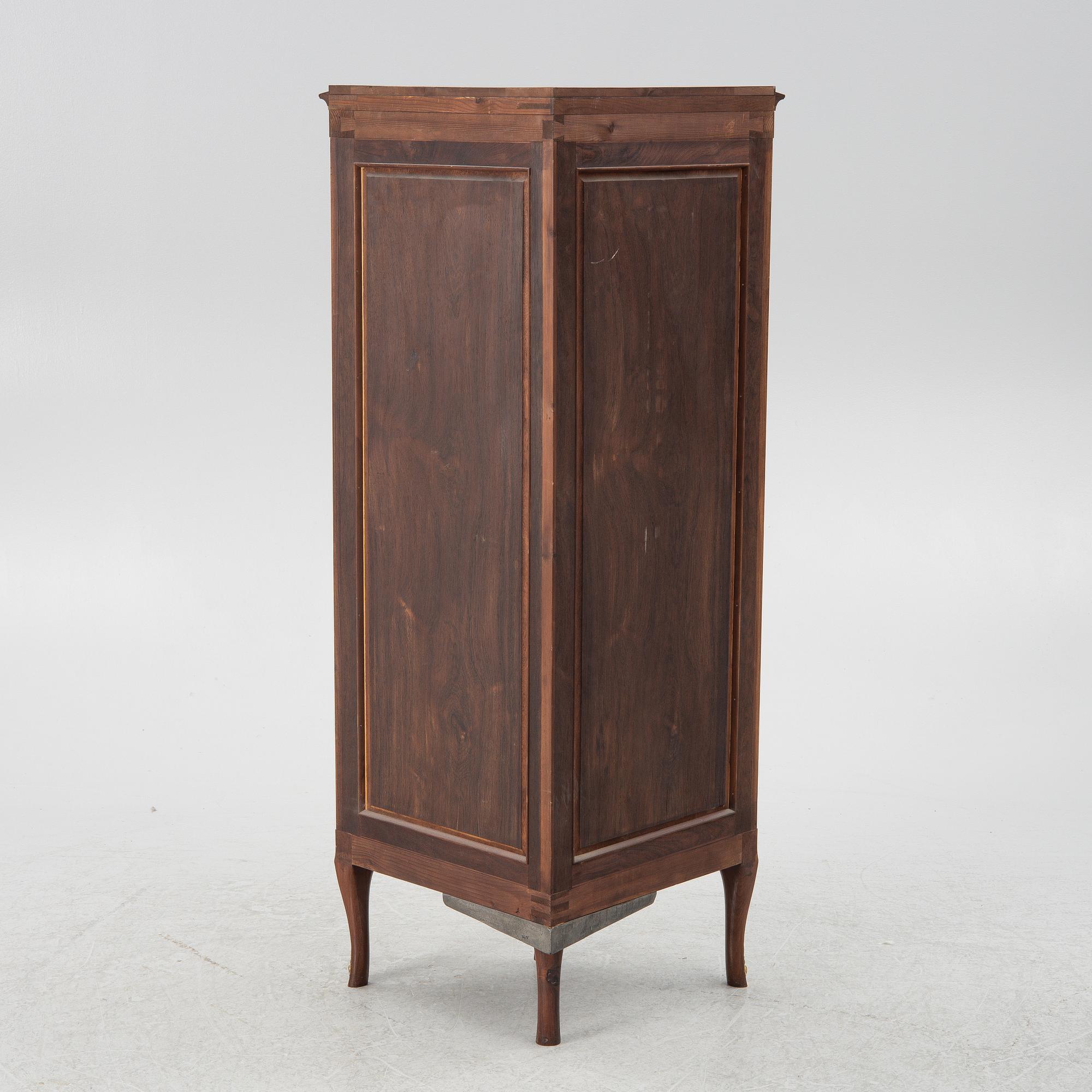 Hörnskåp, Louis XV stil, 1900-talets första hälft.