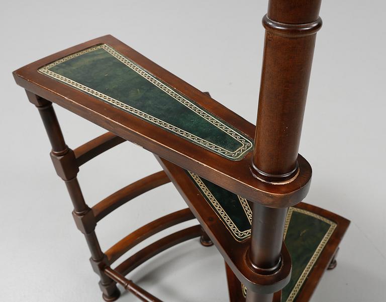 BIBLIOTEKSSTEGE, engelsk stil, 1900-talets andra hälft.