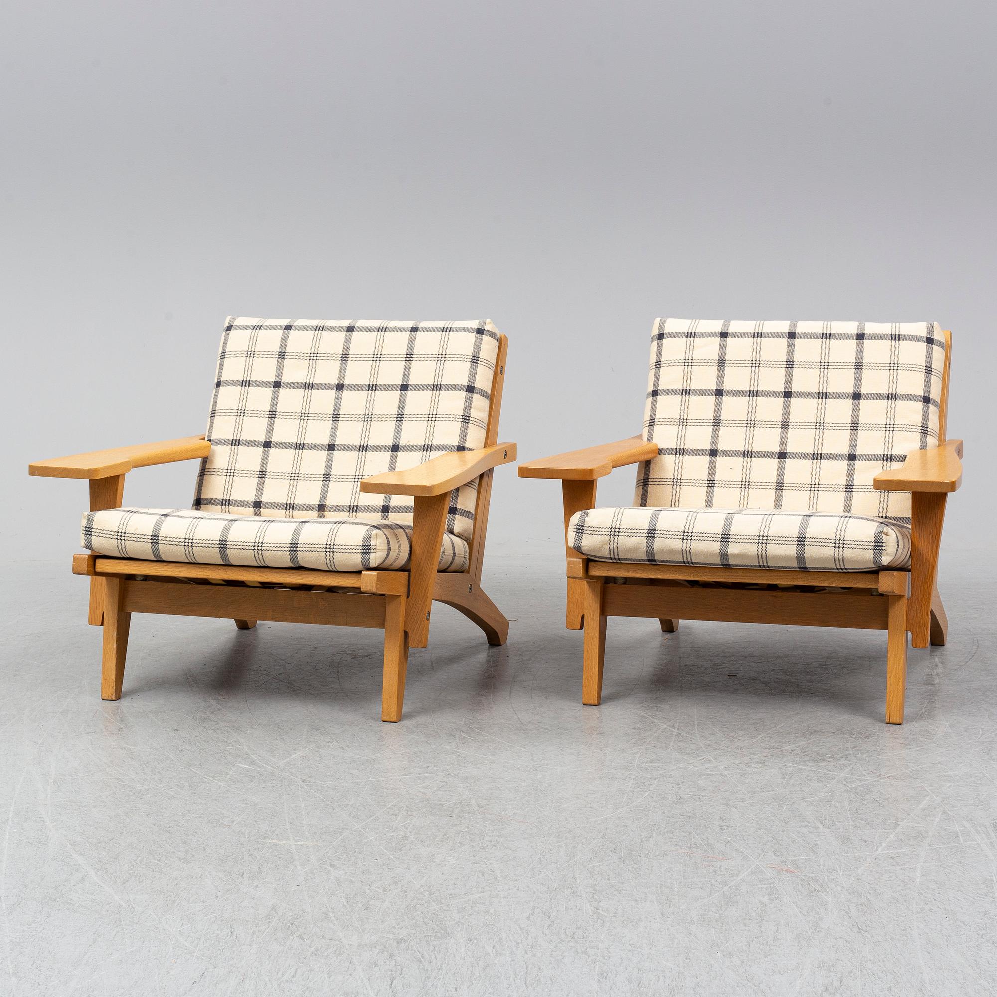 HANS J WEGNER, a pair of oak easy chairs, Getama, Denmark.