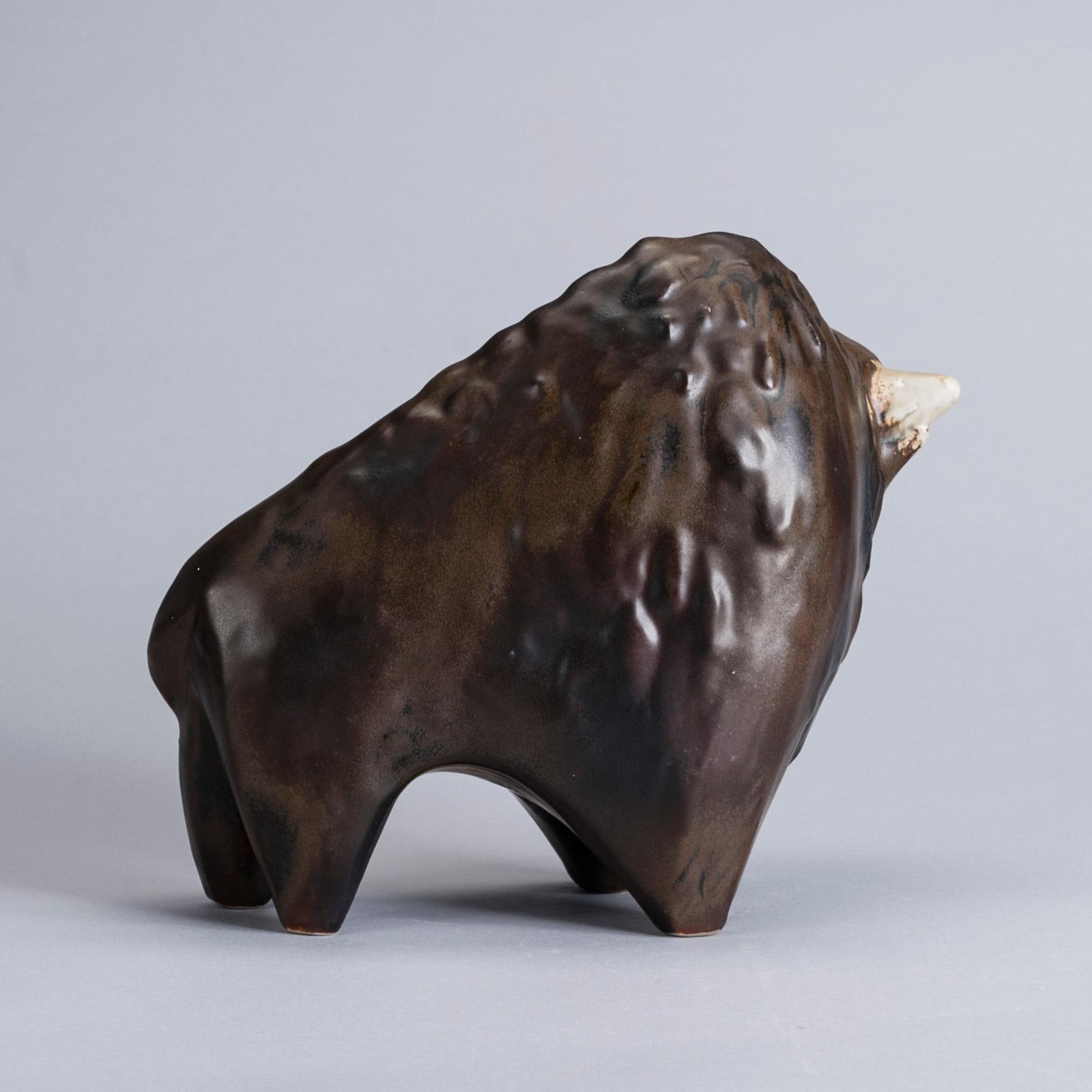 KERAMIKSKULPTUR. Bisonoxe. Sign. T.K, Arabia.