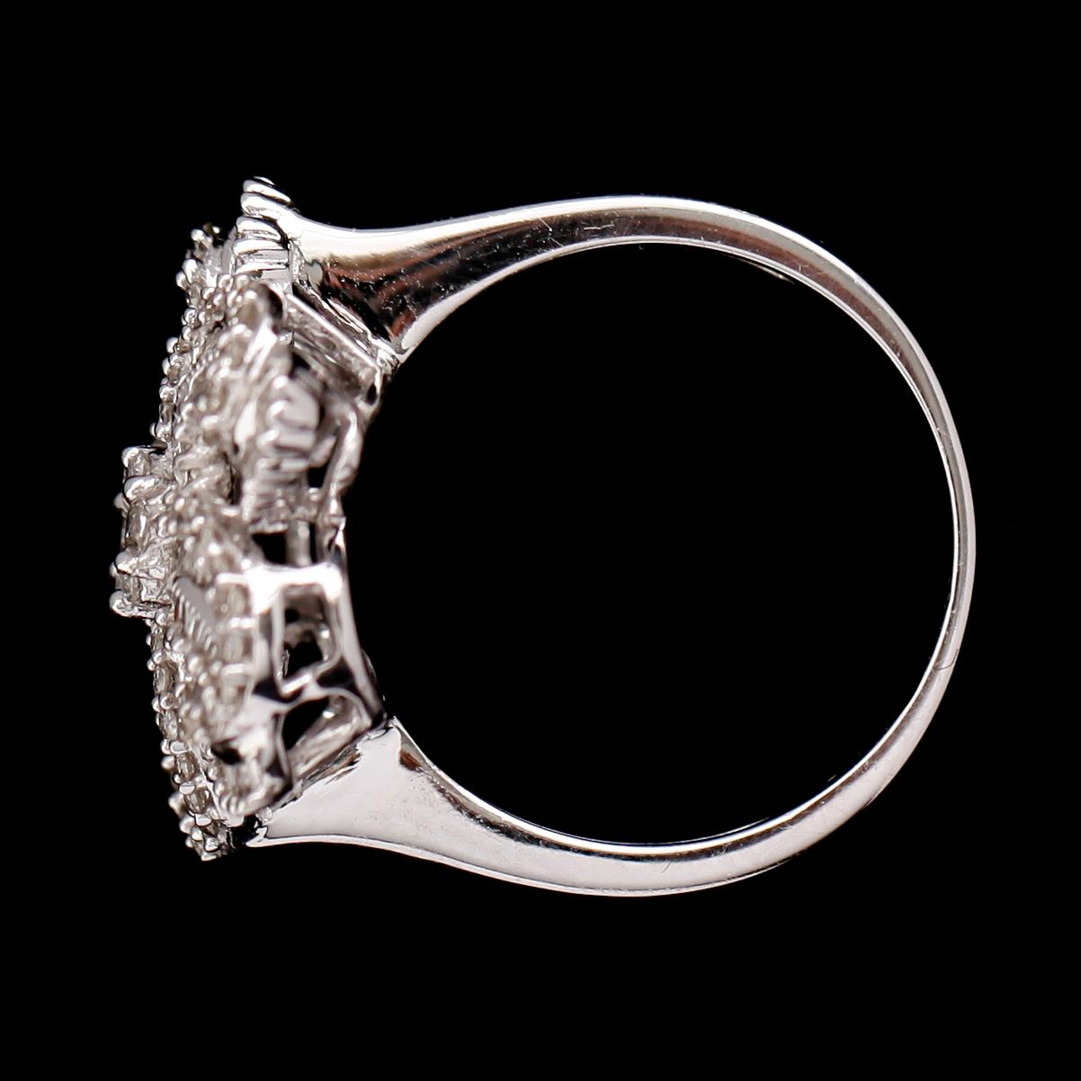 RING, 18 k vitguld, baguett- och briljantslipade diamanter tot 0.99 ct.