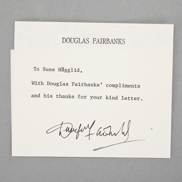 MANLIGA SKÅDESPELARE, 10 st, bla Douglas Fairbanks, Cary Grant och Roger Moore, egenhändiga.