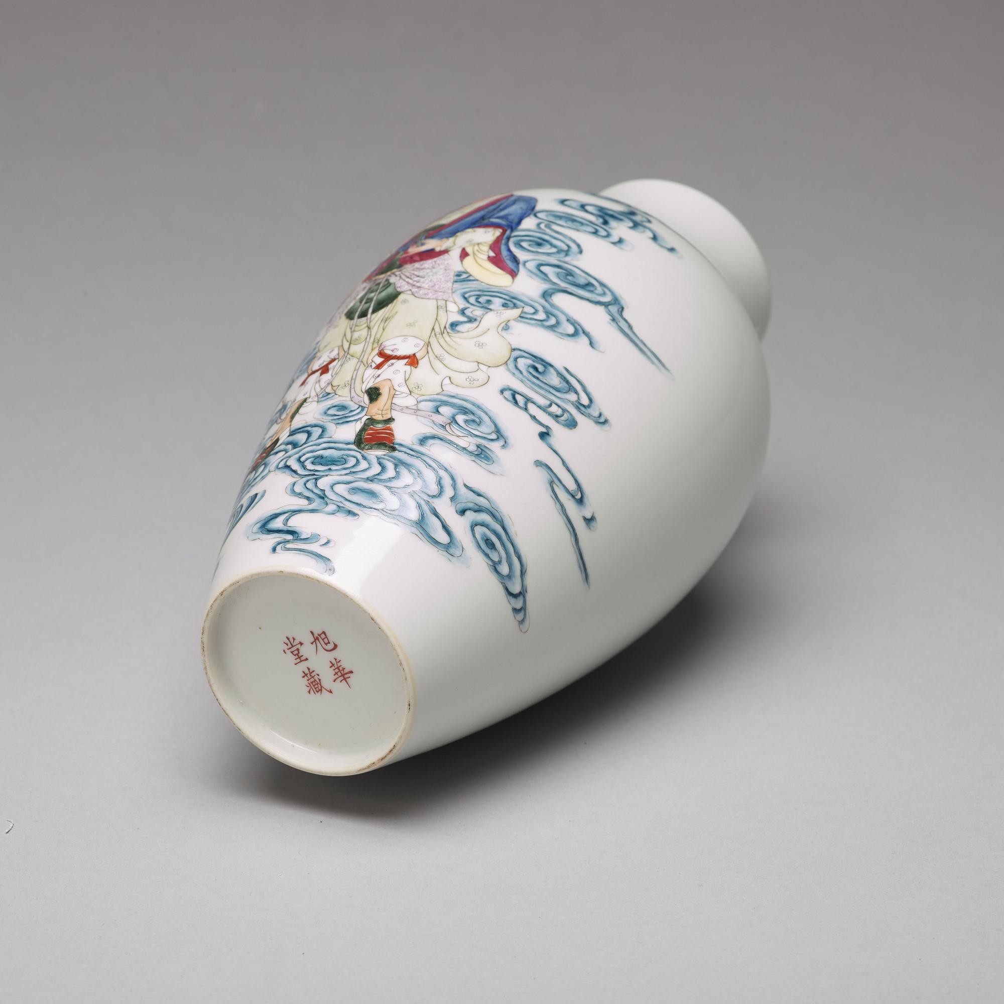 A Chinese vase, 20th Century.