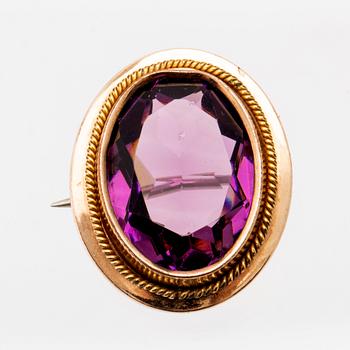 Bracelet, ring, and brooch in gold with synthetic colour-changing sapphires and glass.