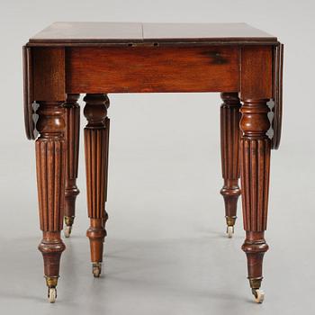 A Regency mahogany dining table, first part 19th century.