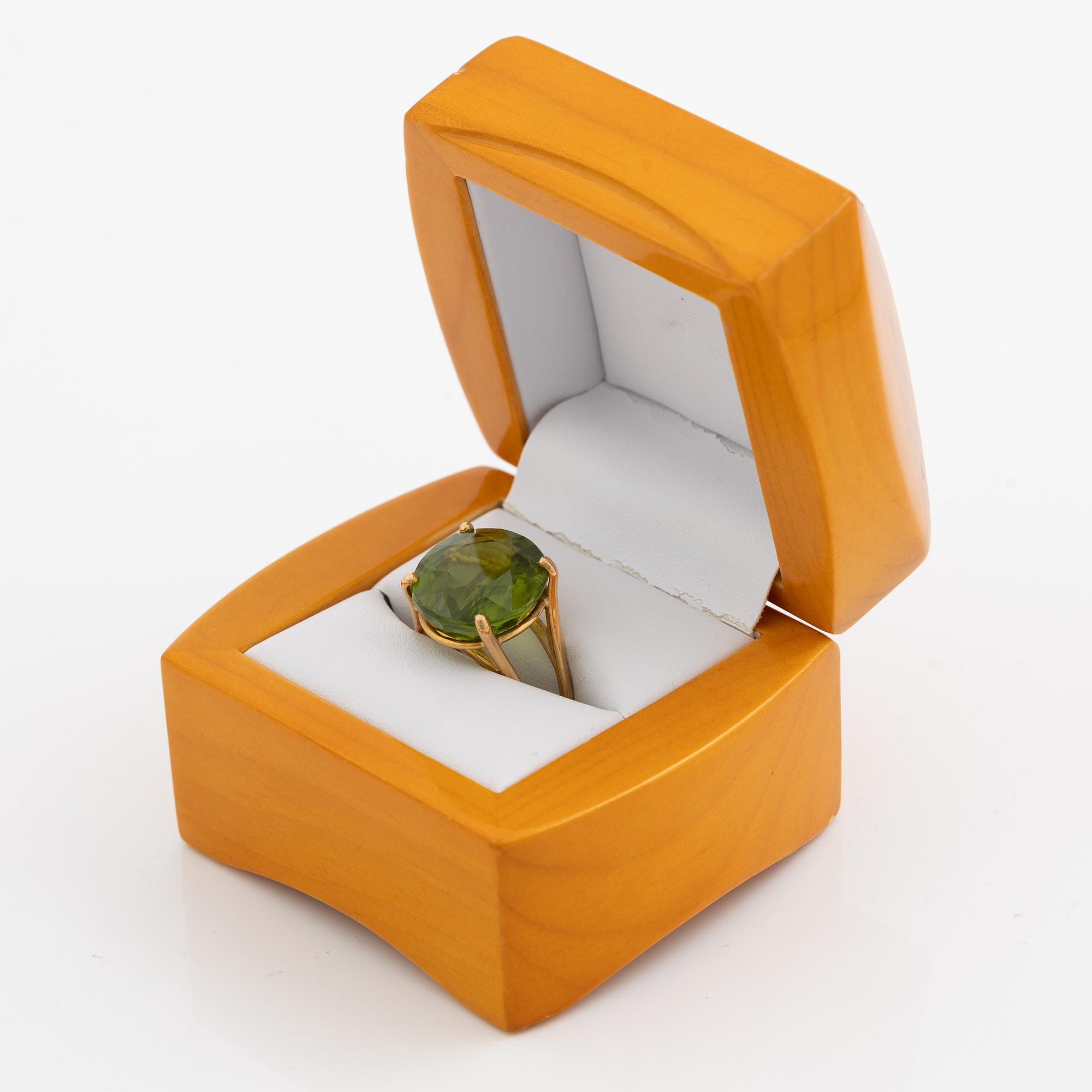 Ring, cocktail ring, 18K gold with large peridot.
