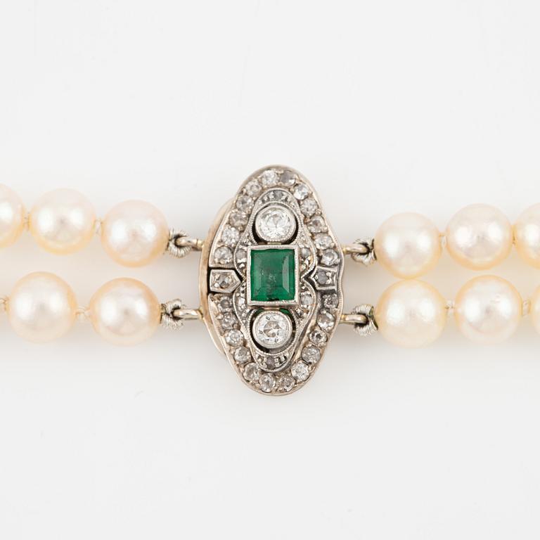 Pearl necklace, double-stranded, cultured pearls, clasp in 14K gold set with old-cut diamonds and an emerald.