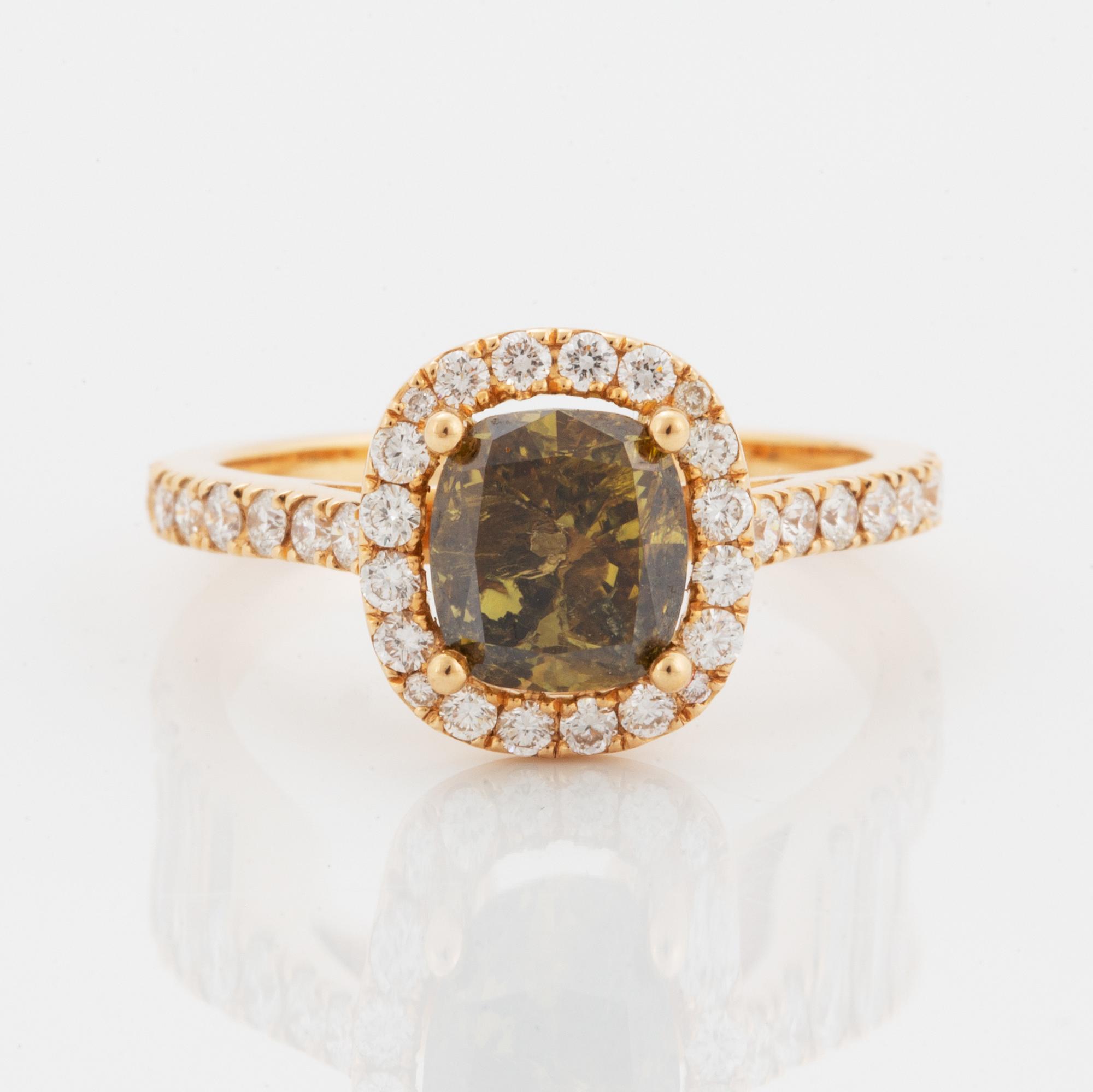 2,16 ct cusion modified brilliant natural fancy brownish yellow diamond, with IGI-report.