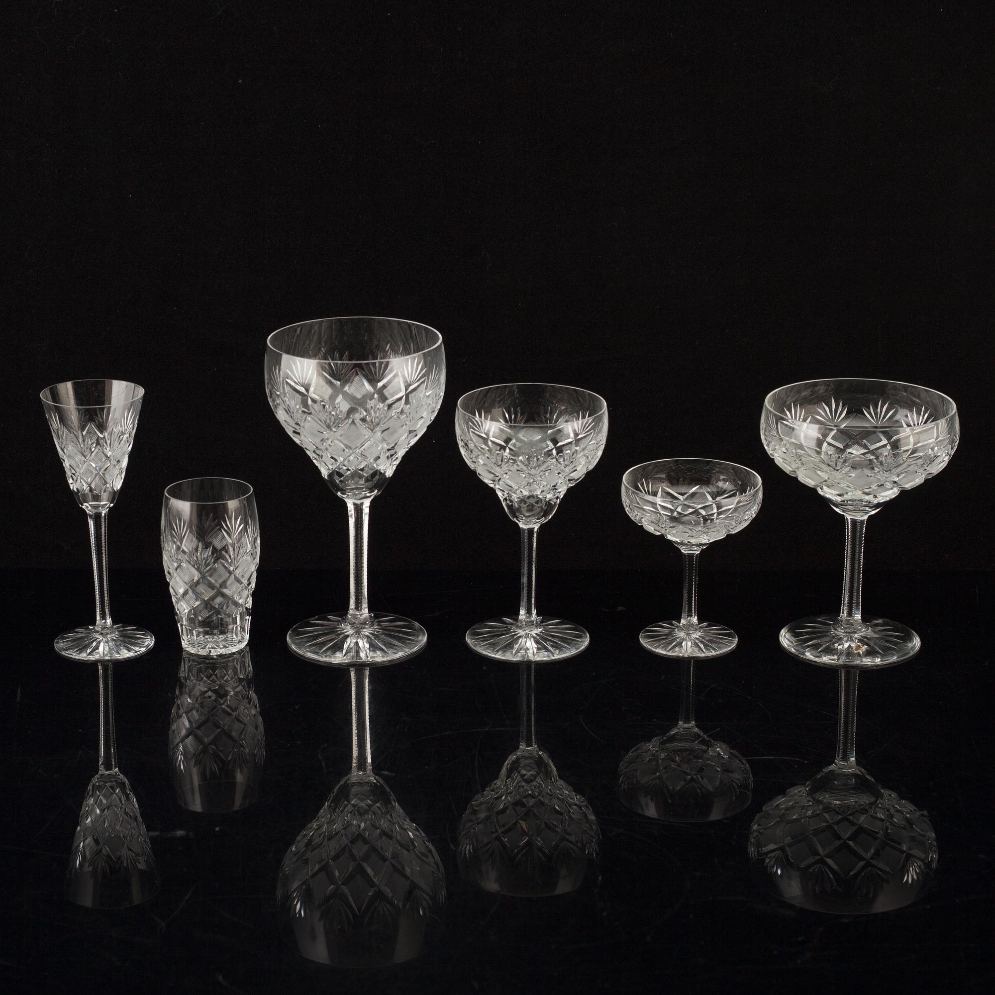 GLASSERVIS, 67 delar. Helga-modell, Flerohopp glasbruk, 1900-talets mitt.