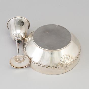 ANDERS ULRIK WAHLBERG, skål, silver, jugend, Gävle, 1913 samt FIRMA K ANDERSON, vinkalk, silver, Stockholm, 1911.