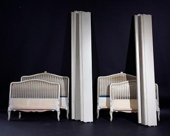 SÄNGAR, ett par, rokokostil.