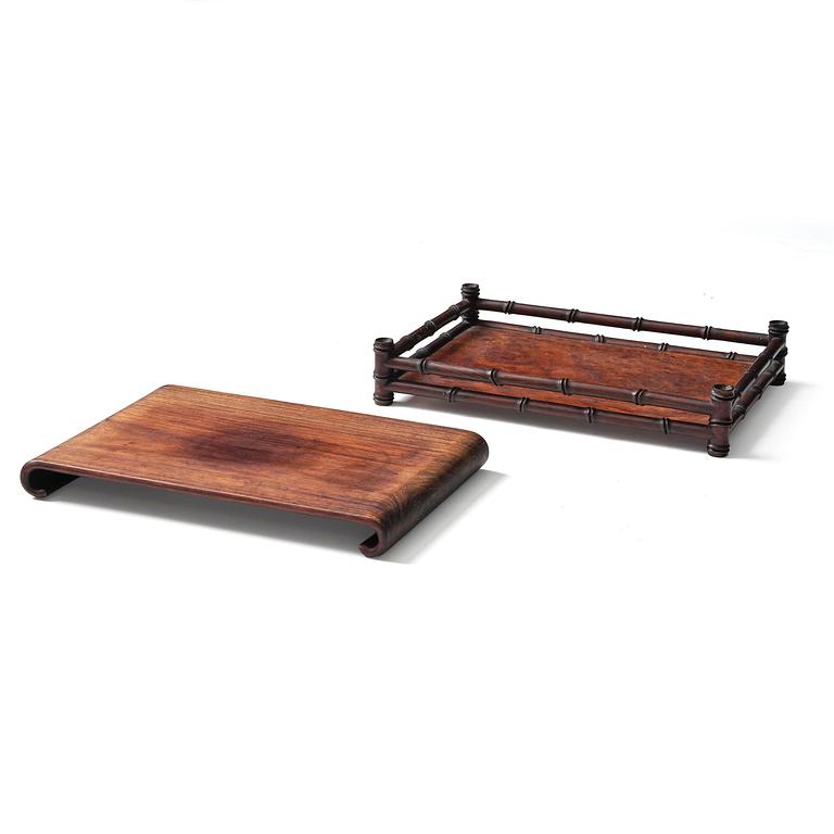 Ställ samt bricka, hardwood. Qingdynastin, 1800-tal.