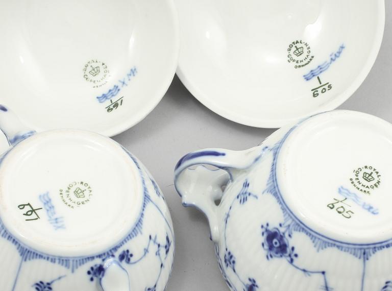 KAFFESERVIS, 17 delar, porslin, "Musselmalet", Royal Copenhagen, 1900-talets andra hälft.