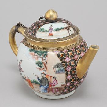 A chinese  teapot with cover, Qing dynasty, Qianlong (1736-95).