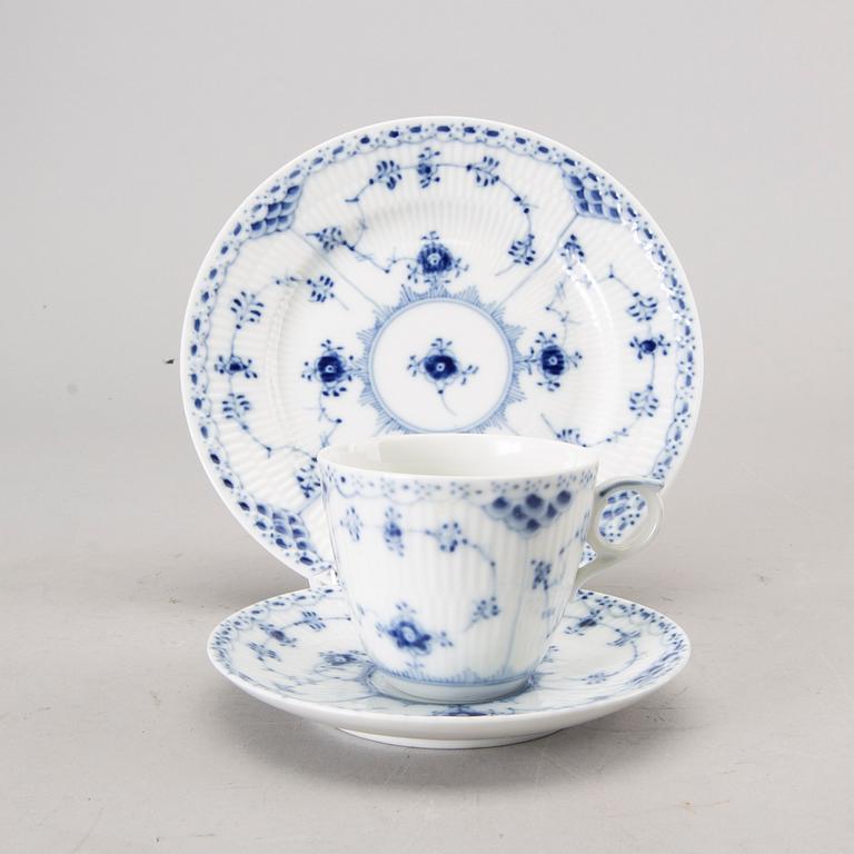 SERVISDELAR, porslin, 59 delar, "Musselmalet, halvblond", Royal Copenhagen.