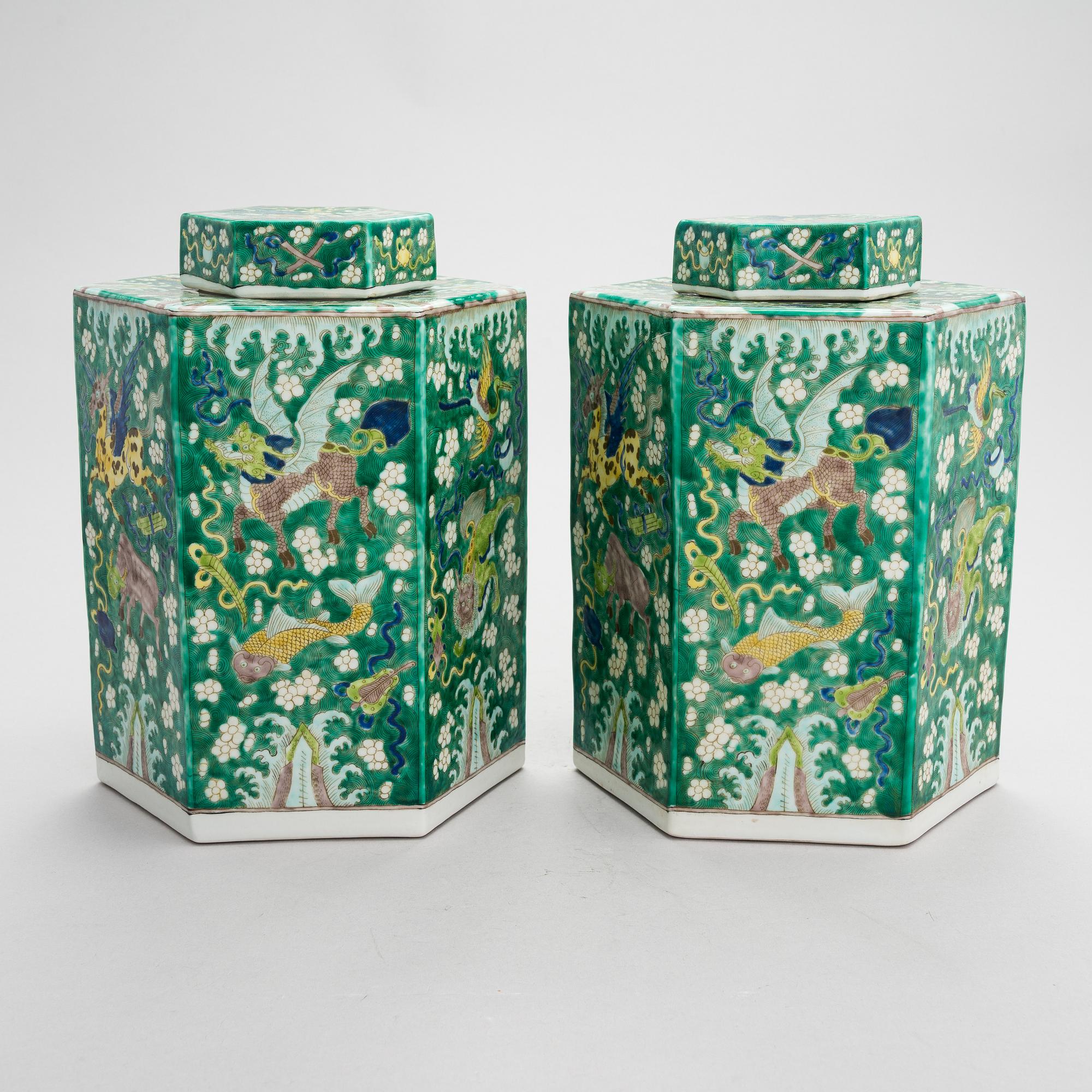 A pair of Chinese porcelain urns with lids, modern manufacturing.
