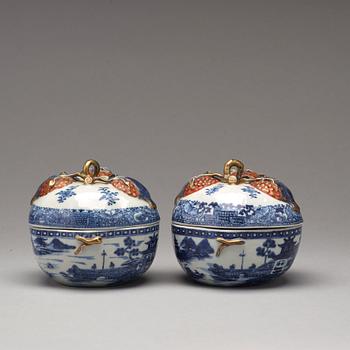 TERRINER med FAT, ett par, kompaniporslin. Qing dynastin, Qianlong (1736-95).