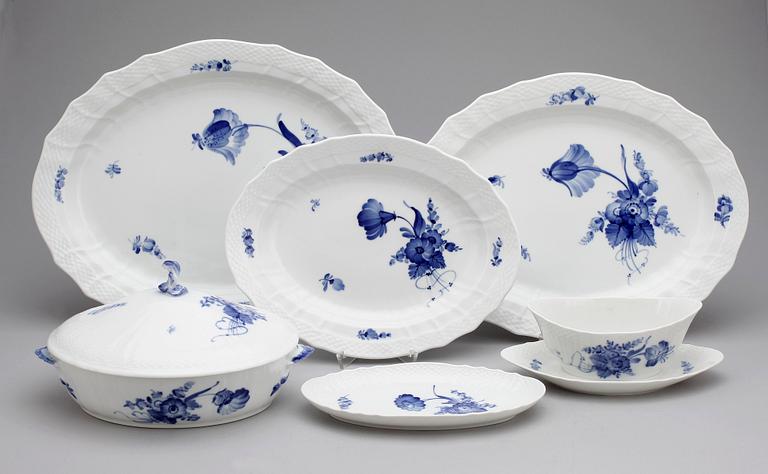 SERVIS, 125 delar, porslin, "Blå blomst", Royal Copenhagen, 1900-tal.