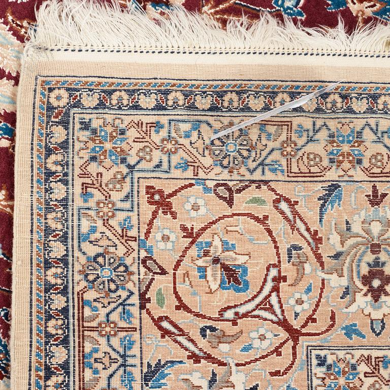 MATTO, a semi-antique/old Esfahan/Nain part silk, ca 232,5 x 137,5 cm (as well as one end with ca 1 cm flat weave).