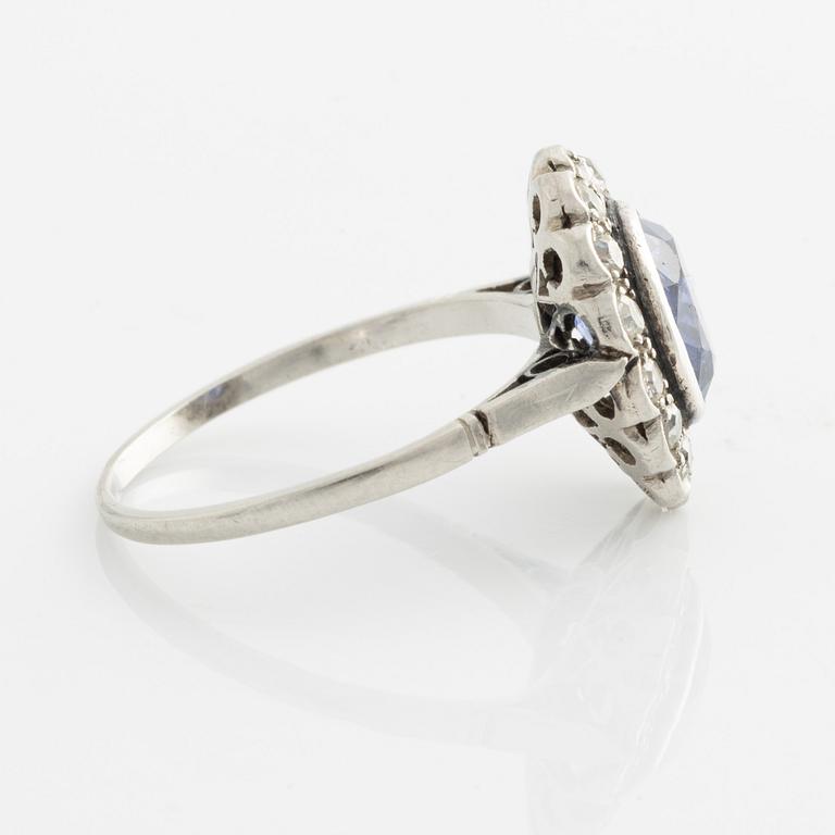 Ring in platinum with a faceted purple sapphire and eight-cut diamonds.