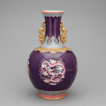 VAS, porslin, Kina, sent 1900-tal.
