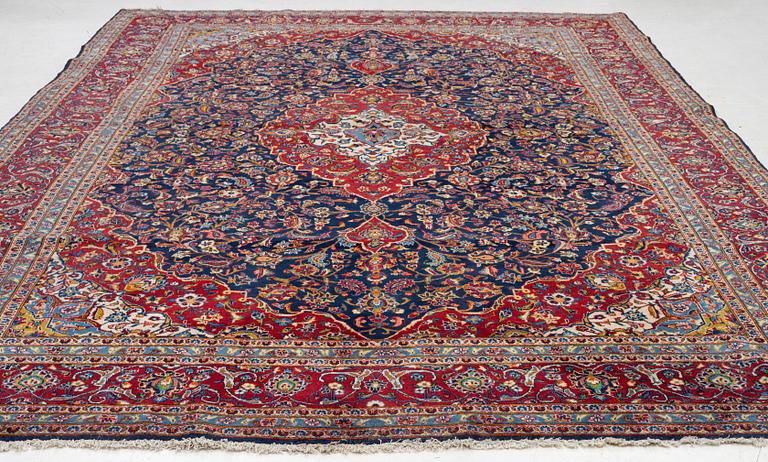 A Kashan carpet, a. 420 x 290 cm.