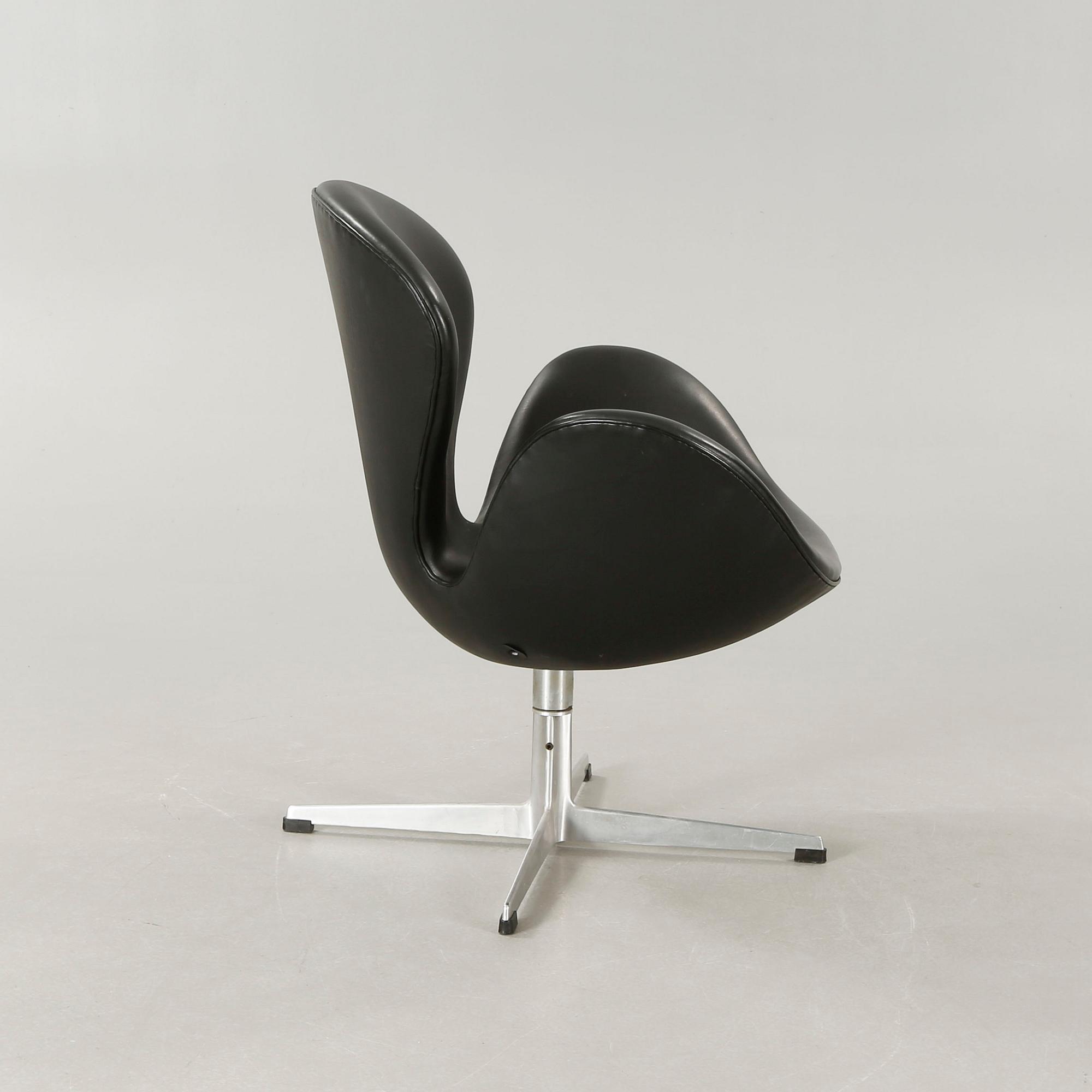 ARNE JACOBSEN, fåtölj, "Svanen", Fritz Hansen, Danmark, 1960-tal.