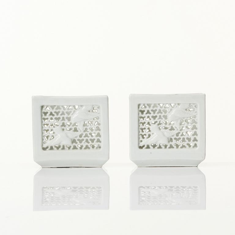 Lyktor, två stycken, porslin. Japan, sekelskifte 1900.