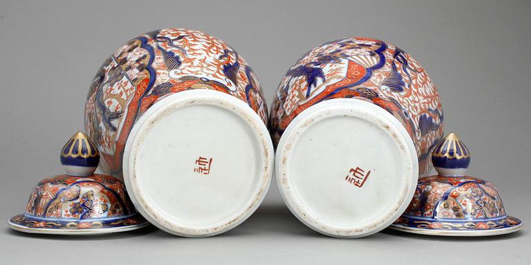 LOCKURNOR, ett par, porslin, Japan 1900-tal.