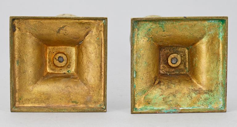 LJUSSTAKAR, ett par, brons, empirestil, omkring 1900.