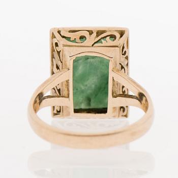 A RING, carved jade, 18K gold.