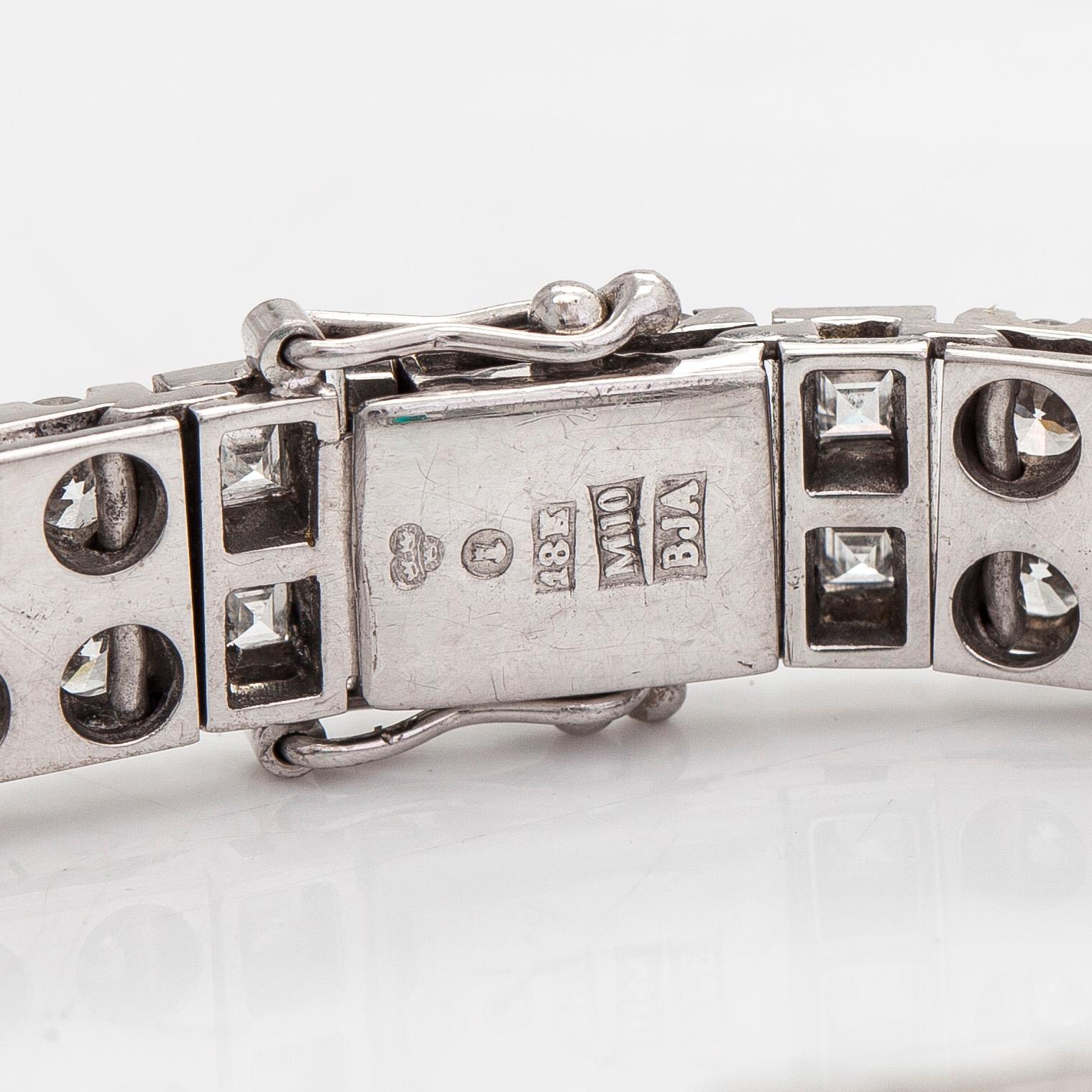 Rannekoru, 18K valkokultaa, smaragdeja sekä briljantti- ja baguettehiottuja timantteja, Tukholma 1986.