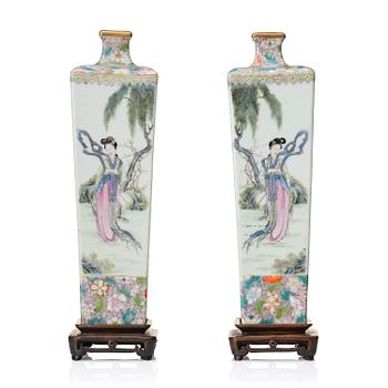 1292. A pair of Chinese 'mille fleur' vases, Republic period, 20th century.