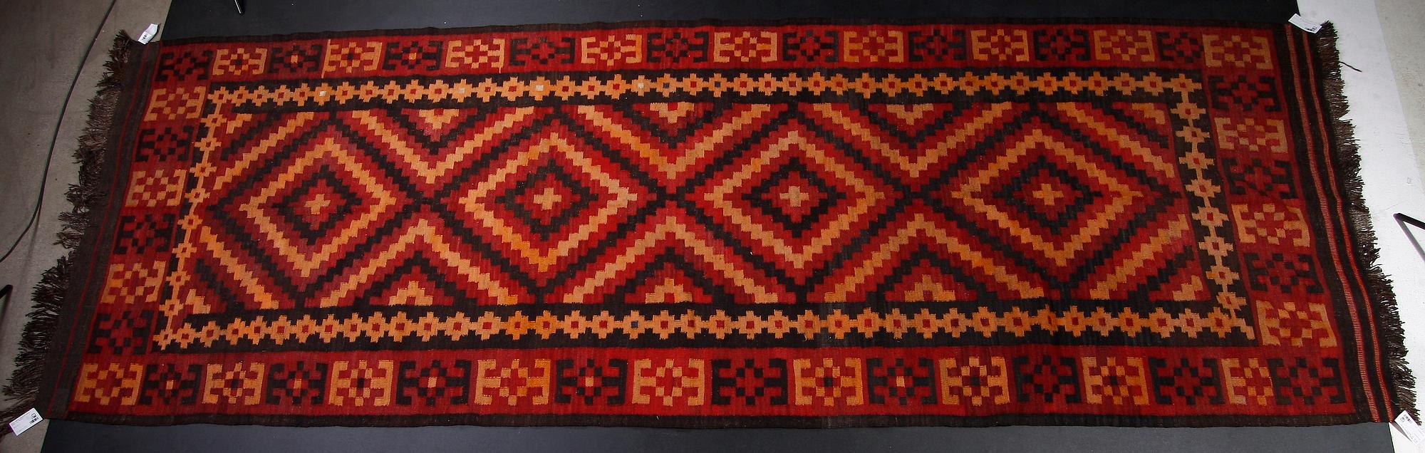 MATTA, semiantik kelim. Kelly, ca. 406x137.