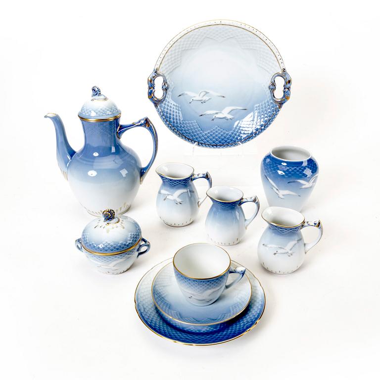 A 136 pcs Måsen dinner service Royal Copenhagen and Bing & Grondahl Denmmark.