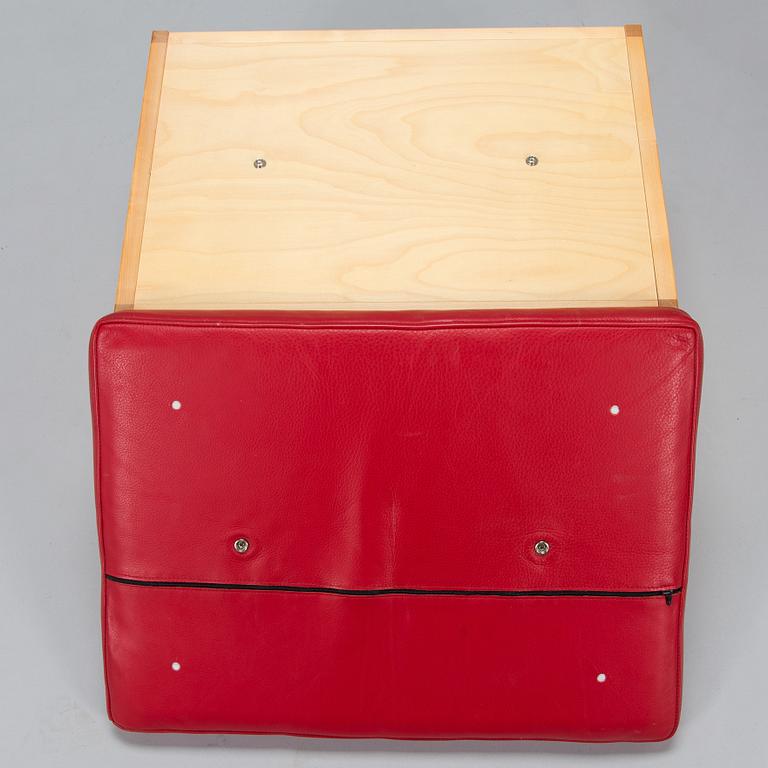 Alvar Aalto, nojatuoli ' High back tank'  E400 för Artek 1999. Ben af Sculten, rahi 445 Artek 1999.