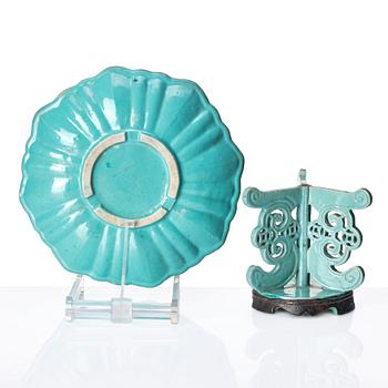 A turquoise glazed dish with stand, Qing dynasty, 19th century.