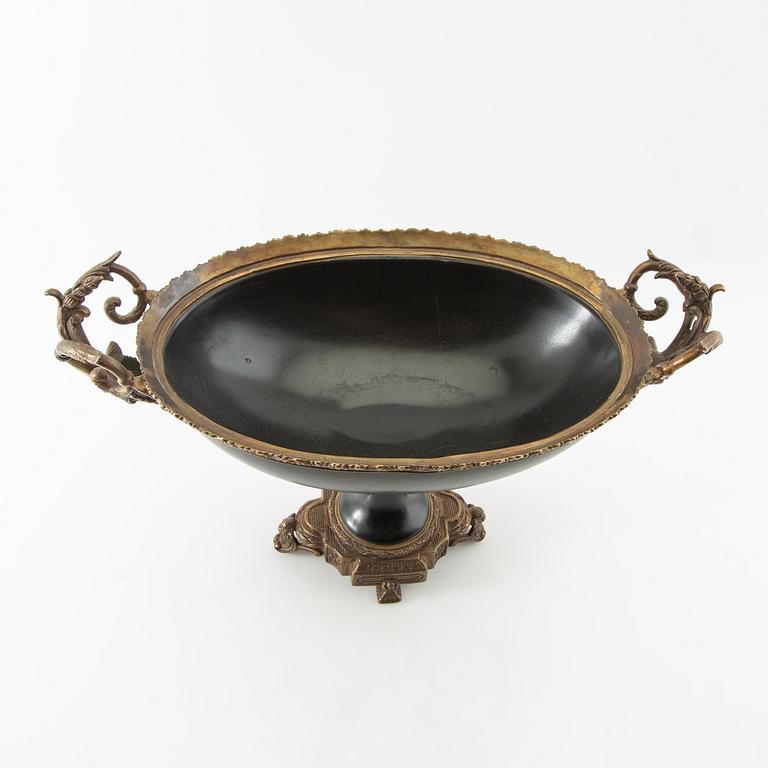 Bowl on foot Louis XVI style, first half of the 20th century.