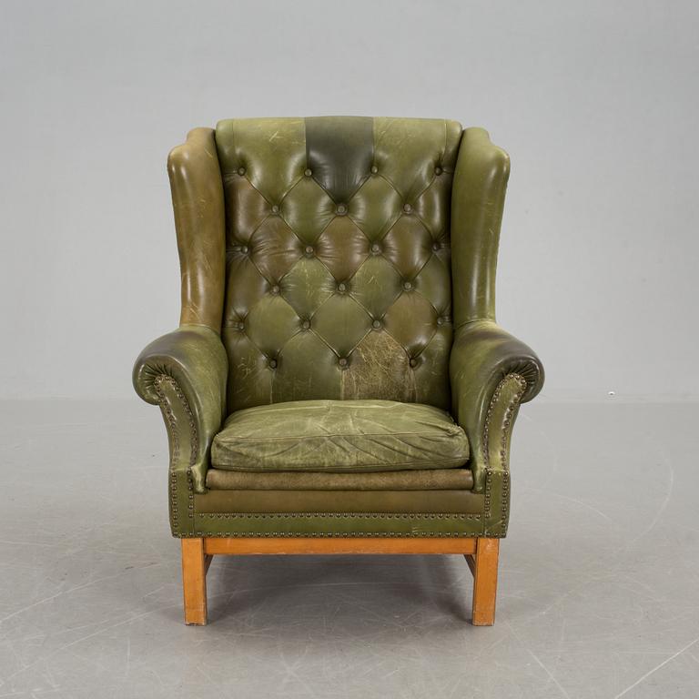 ÖRONLAPPSFÅTÖLJ, engelsk stil. 1900-talets andra hälft.